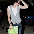 20090804-Kristen leaving a medical building-12.jpg