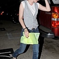 20090804-Kristen leaving a medical building-13.jpg