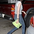 20090804-Kristen leaving a medical building-15.jpg