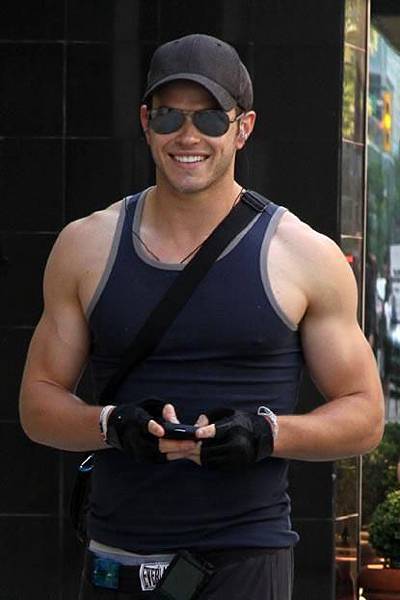 20090806-kellan lutz & Elizabeth-06.jpg