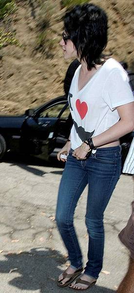20090807-Kristen Stewart Leaves Rob’s Hotel-03.JPG