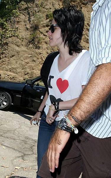 20090807-Kristen Stewart Leaves Rob’s Hotel-05.jpg