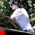 20090807-Kristen Stewart Leaves Rob’s Hotel-11.jpg