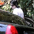 20090807-Kristen Stewart Leaves Rob’s Hotel-14.JPG