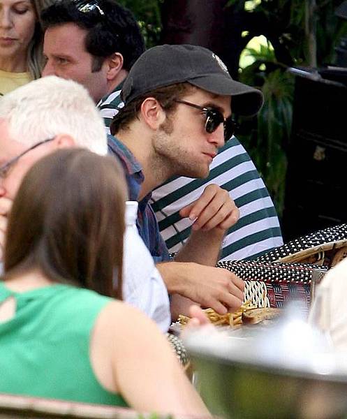 20090807-Rob in Chateau Marmont-07.JPG