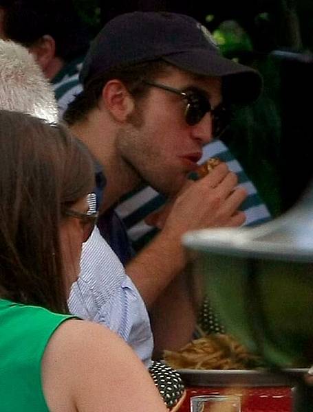 20090807-Rob in Chateau Marmont-12.JPG