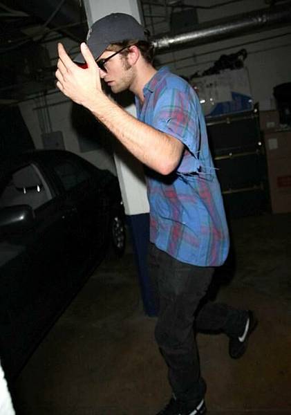 20090807-Rob Leaving Chateau Marmont-04.JPG