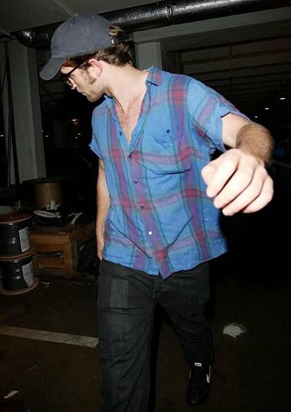 20090807-Rob Leaving Chateau Marmont-05.JPG