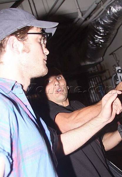 20090807-Rob Leaving Chateau Marmont-08.jpg