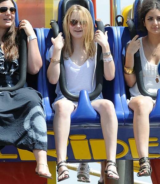 20090802-Dakota Fanning & friends at the Santa Monica Pier-07.JPG