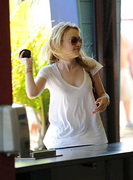 20090802-Dakota Fanning & friends at the Santa Monica Pier-19.JPG