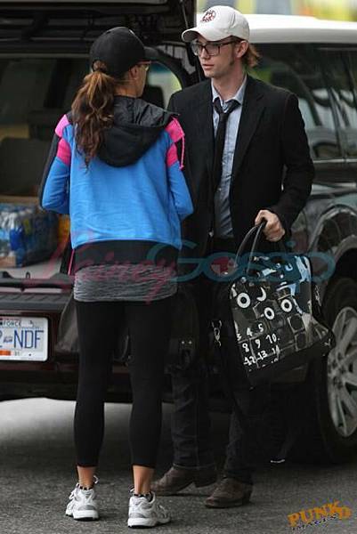 20090808-Nikki and Jackson leave Vancouver -04.jpg