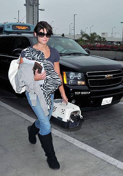 20090810-Ashley Greene at LAX-09.JPG