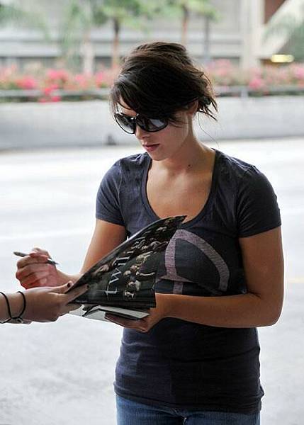 20090810-Ashley Greene at LAX-27.JPG