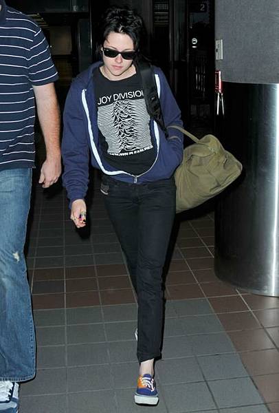 20090810-KStew Leaving LAX-05.JPG