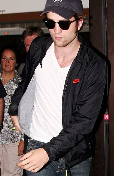 20090810-Robert Pattinson At LAX-02x.JPG