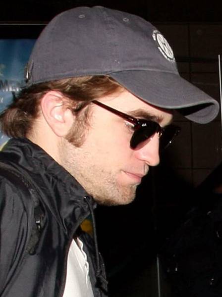 20090810-Robert Pattinson At LAX-04x.JPG