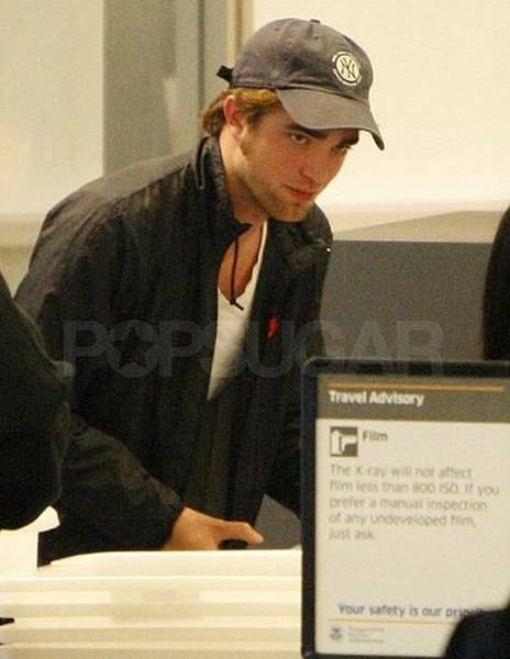 20090810-Robert Pattinson At LAX-07.JPG