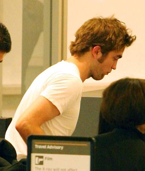 20090810-Robert Pattinson At LAX-12x.JPG