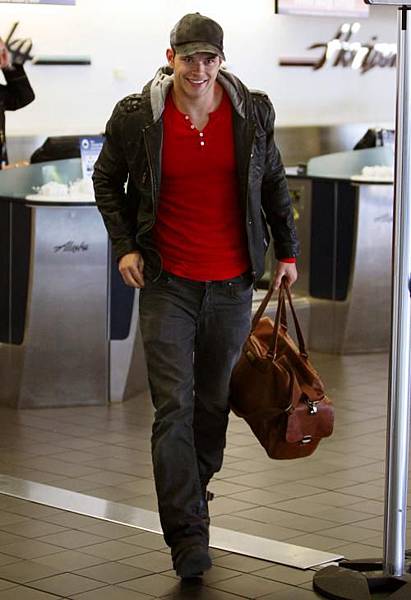 20080811-Kellan Lutz Leave LA-02.JPG