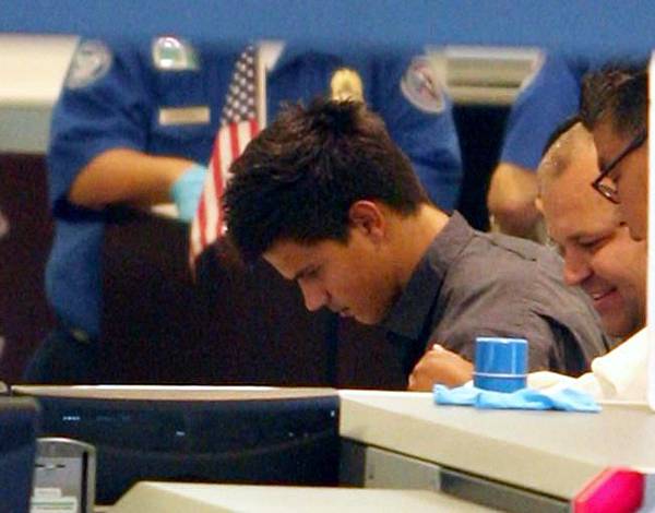 20080811-Taylor Lautner Leave LA-05-3.JPG