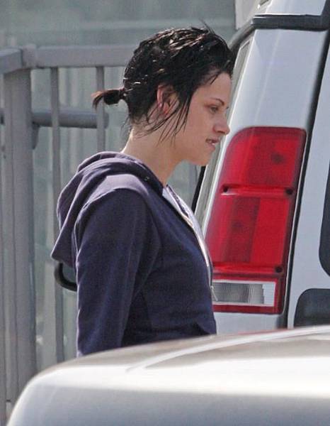 20090817-Kristen Stewart Leaving the Set-14.JPG