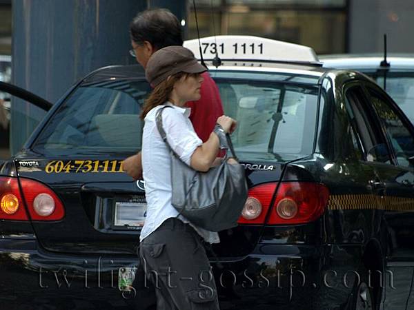 20090830-Sarah Clarke spotted in Vancouver-01.jpg