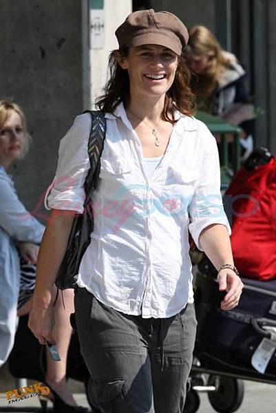 20090830-Sarah Clarke spotted in Vancouver-06.jpg