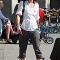 20090830-Sarah Clarke spotted in Vancouver-07.jpg