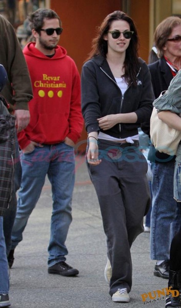 20090425-kristen-Michael Angarano In Vancouver-01