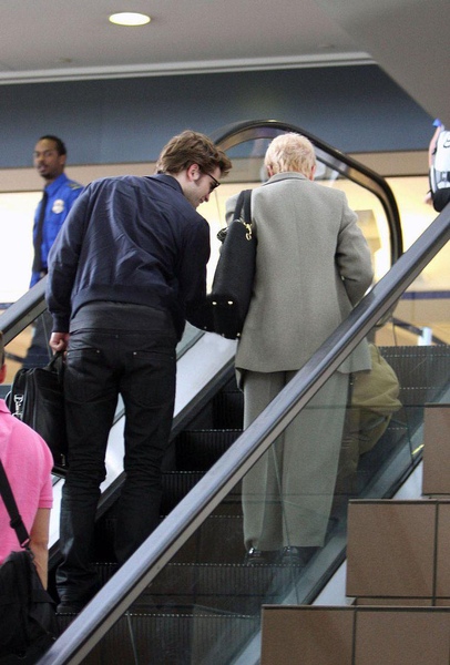 20090426-Robert Pattinson at LAX-06.jpg