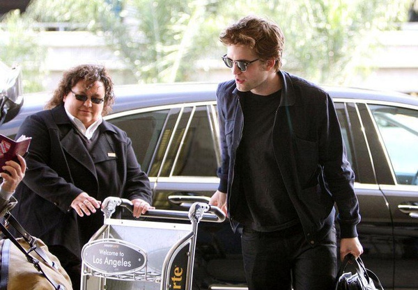 20090426-Robert Pattinson at LAX-01.jpg
