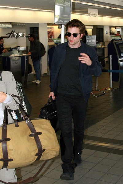 20090426-Robert Pattinson at LAX-02.jpg