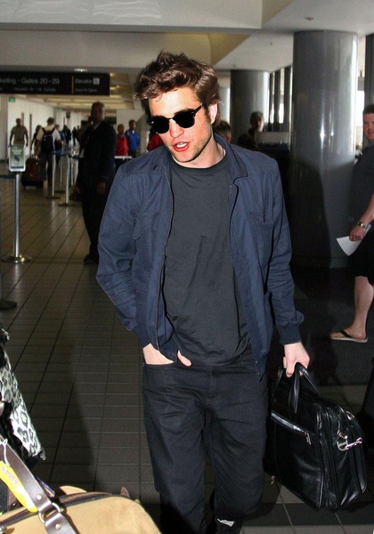 20090426-Robert Pattinson at LAX-03.jpg