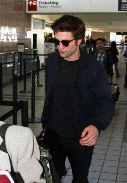 20090426-Robert Pattinson at LAX-04.jpg