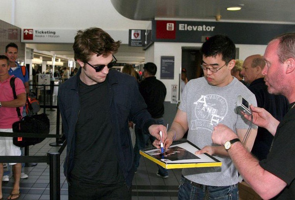 20090426-Robert Pattinson at LAX-05.jpg