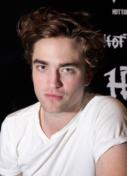 Robert Pattinson Scott Weiner4.jpg