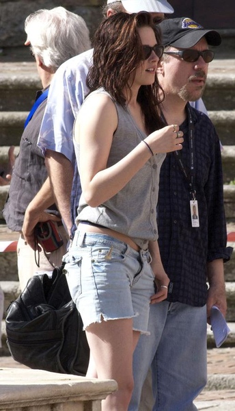 20090524-Kristen Out in Italy-04.jpg
