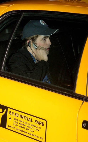 20090610-robert-pattinson-Out in NYC-03.jpg