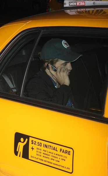 20090610-robert-pattinson-Out in NYC-05.jpg