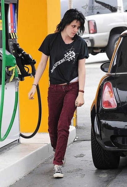 20090611-kristen & dakota stop for some gas-02.jpg