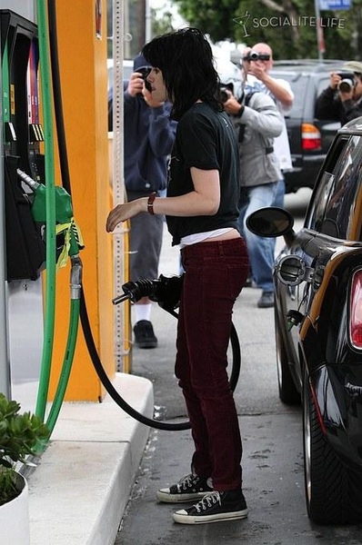 20090611-kristen & dakota stop for some gas-30.jpg