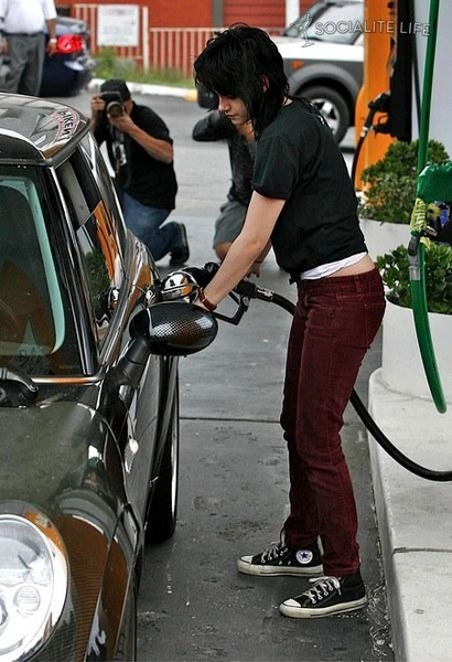 20090611-kristen & dakota stop for some gas-58.jpg