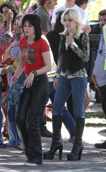 20090701- Kristen Stewart & Dakota Fanning -16.jpg