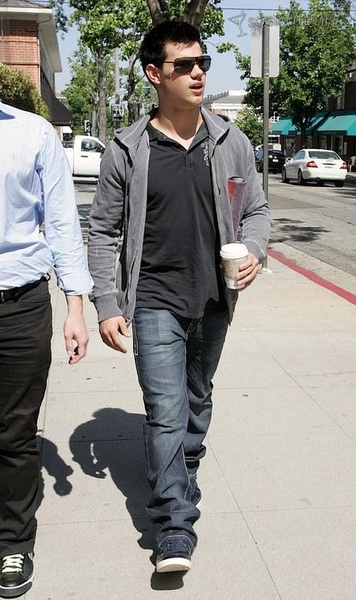 20090701-Taylor Lautner in Beverly Hills-04.jpg