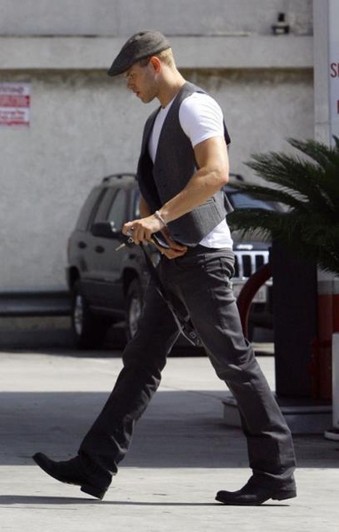 20090708-Kellan Lutz in Santa Monica-01(Infiniti G35).jpg