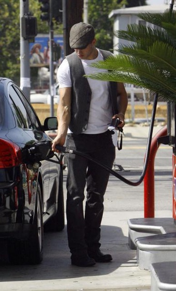 20090708-Kellan Lutz in Santa Monica-06(Infiniti G35).jpg