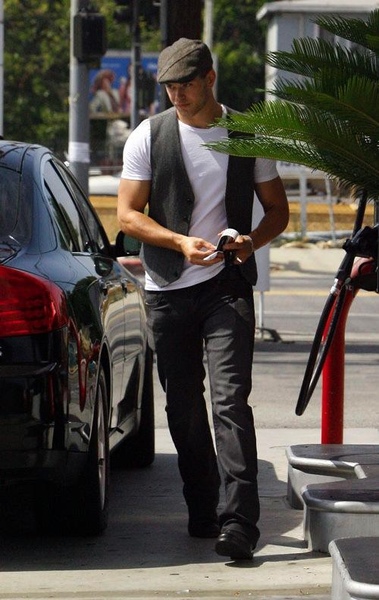 20090708-Kellan Lutz in Santa Monica-08(Infiniti G35).jpg