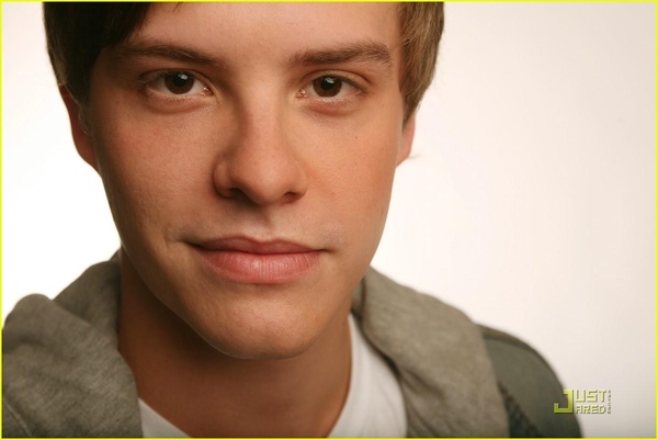 20090717- Xavier Samuel- Riley-04.jpg