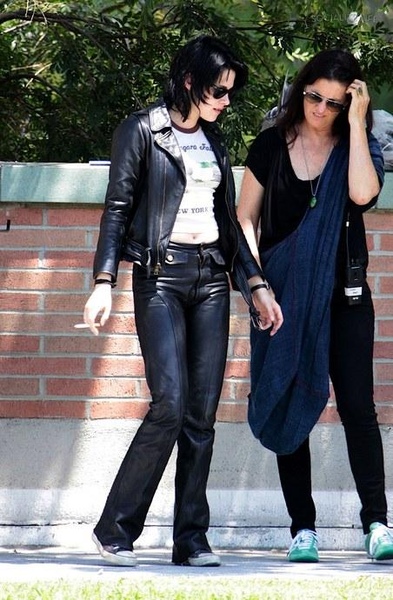 20090730-Kristen Stewart Set The Runaways -17.jpg